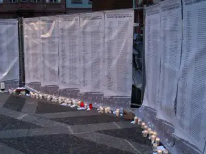 Zwanzig Banner mit Namen erinnerten am Montagabend an die deportierten und ermordeten Mainzer Juden in den Jahren 1942 bis 1944. - Foto: cibo