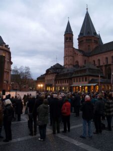 Mitten im Alltag, zu Füßen des Mainzer Doms, fand das Gedenken zum 75. Jahrestag der Deportationen statt. - Foto: cibo