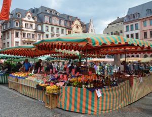 Die Standgebühren auf dem Mainzer Wochenmarkt steigen. - Foto: gik