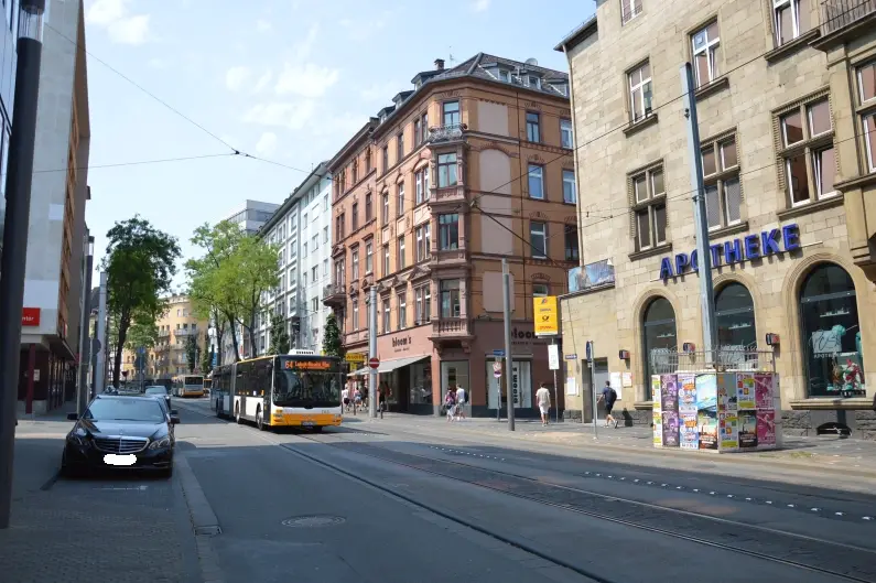 Bahnhofstraße mit Bus