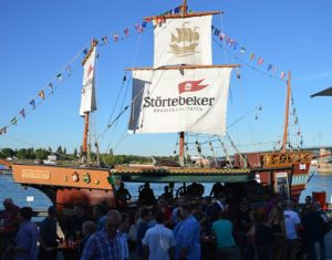 Das Schiff der Störtebeker Bierbrauerei geht auch wieder in Mainz vor Amker. - Foto: gik