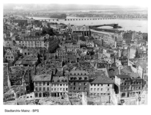 Blick vom Dom über das zerstörte Brandzentrum zum Rhein mit der ebenfalls zerstörten Rheinbrücke. - Foto: Stadtarchiv Mainz