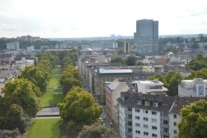 Blick vom Turm der Christuskirche über Mainz entlang der Kaiserstraße Richtung Bahnhof. - Foto: gik