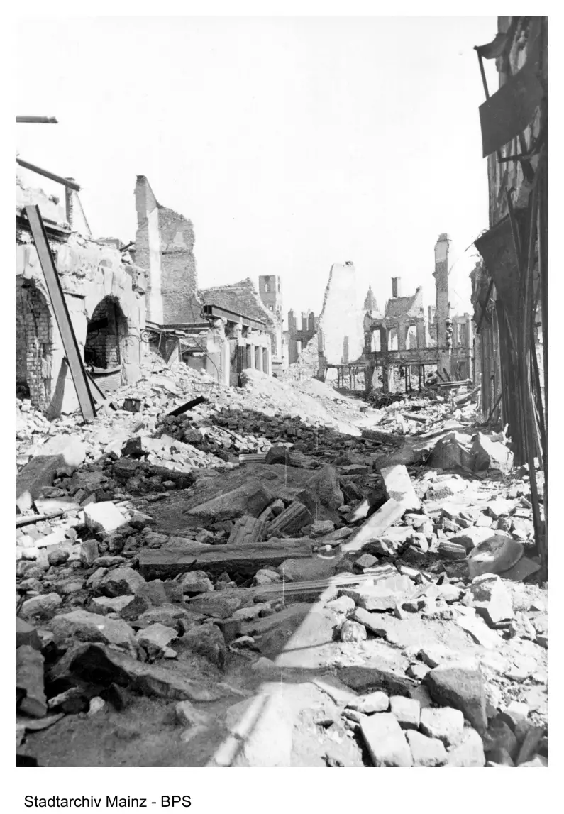 Bild über die völlig zerstörte Große Bleiche - Foto: Stadtarchiv Mainz