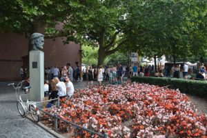 Das große Blumenbeet auf dem Liebfrauenplatz wird 2024 zur Baustelle. - Foto: gik