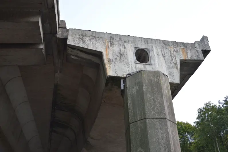 Bröckelnde Mombacher Hochbrücke mit freistehendem Teil