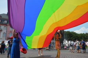 Die Regenbogenfahne ist das Zeichen der queeren Community, hier wird sie 2019 beim CSD in Mainz geschwenkt. - Foto: gik
