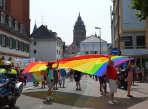 Am Christopher Street Day wird ein Zeichen für Toleranz und die Rechte von Queeren gesetzt. - Foto: gik 