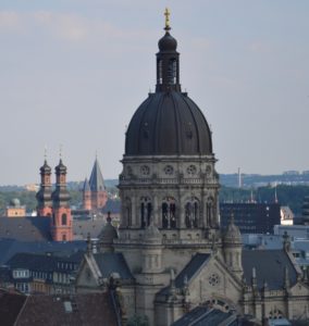 Die evangelische Christuskirche in Mainz (vorne) und der katholische Mainzer Dom (Hintergrund) sind Wahrzeichen für Mainz - und für Toleranz. - Foto: gik