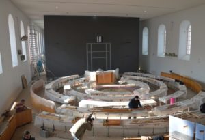 Umbau der Steinhalle und Einbau des alten Plenargestühls 2015. - Foto: gik