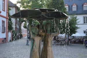 Mädchen mit Regenschirm: Der Brunnen auf dem Mainzer Ballplatz wird für einige Monate abgebaut. - Foto: gik