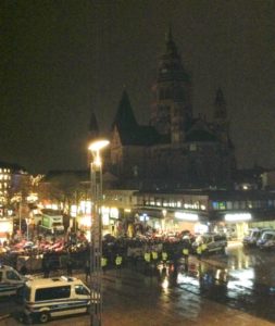 Der Dom hüllte sich in Dunkelheit, Tausende protestierten in Mainz gegen die AfD - das war im November 2015. - Foto: gik