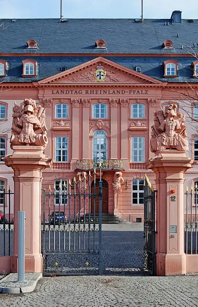 Eingang Landtag Rheinland-Pfalz - Foto Felix König