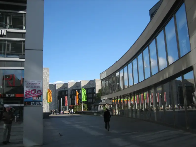 Das Einkaufszentrum am Brand in Mainz mit Blick aufs Rathaus - Foto: gik