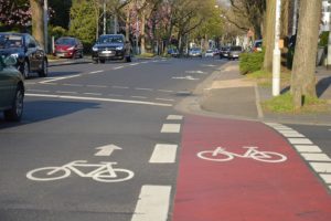 Piktogramme auf der Straße statt Radwegen - viele Radfahrer fühlen sich damit deutlich unsicherer statt sicherer. - Foto: gik