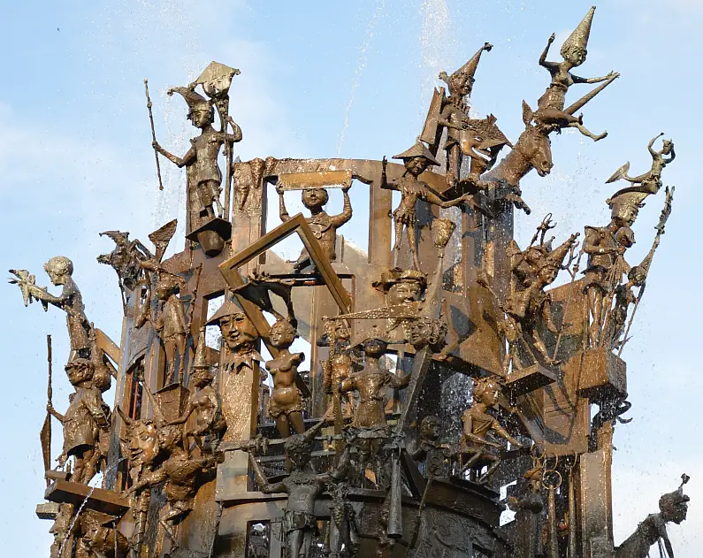 Fastnachtsbrunnen Figuren nah Brett vorm Kopf