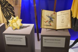 Ältester Mainzer Orden und Fastnachts-Leporello: Historische Highlights im Mainzer Fastnachtsmuseum. - Foto: gik