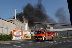 Feinstaub entsteht bei Brennvorgängen - hier ein Brand auf der Ingelheimer Aue in Mainz. - Foto: Feuerwehr Mainz