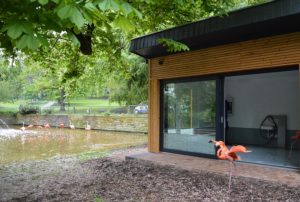 Flamingohaus und Weiher im Mai 2017. - Foto: gik