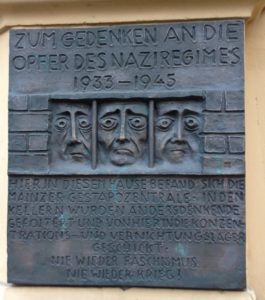Gedenktafel an die Opfer des Nazi-Regimes am Ort der Gestapo-Zentrale in der Mainzer Kaiserstraße. - Foto: gik