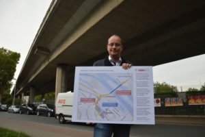 Der Mainzer CDU-Landtagsabgeordnete Gerd Schreiner im September 2015 unter der Mombacher Hochbrücke mit seinem Plan für eine Innenstadttangente samt neuer Rheinbrücke. - Foto: gik