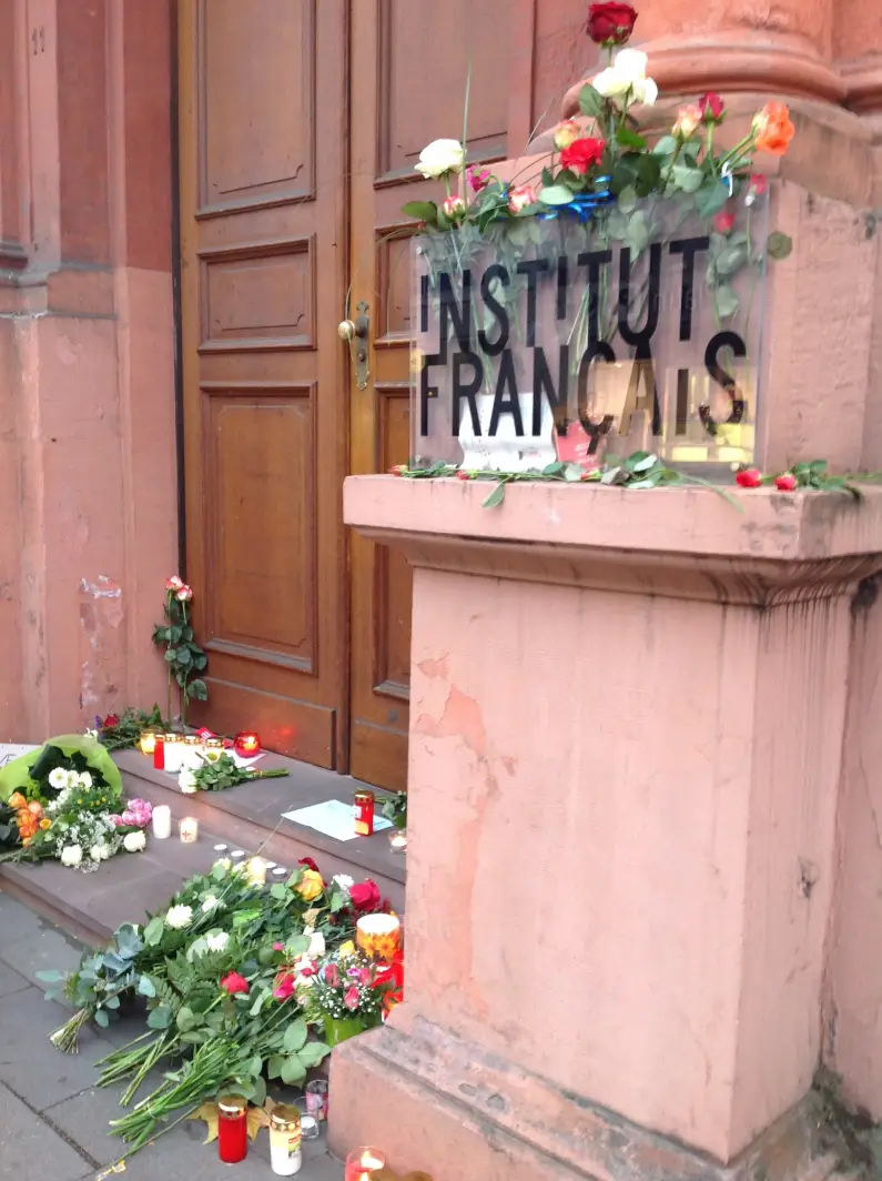Institut Francais mit Blumen geschmückt kleiner