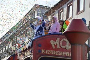 Konfetti fliegt von der Lokomotive des Kinderprinzen des MCV: Die bunten Schnipsel dürfen künftig nicht mehr aus Plastik sein. - Foto: gik