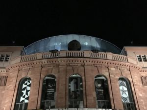 Der Kopf eines Riesen schaute 2019 vom Balkon des Staatstheaters - die Nibelungen waren in Mainz. - Foto: gik