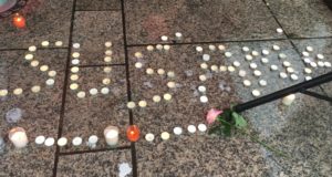 Kerzen für die getötete Susanna im April 2019 in Mainz. - Foto: gik