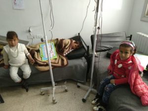 Der Mainzer Arzt Gerhard Trabert unterstützt in der kurdischen Region Rojava mehrere medizinische Hilfsprojekte wie dieses Behelfskrankenhaus. Die Kinder und auch ihre Eltern haben selbstverständlich zugestimmt, fotografiert zu werden. – Foto: Trabert