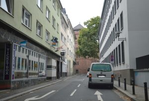 Wie etwas Ausladen, wenn es so gar keine Möglichkeit zum Halten gibt? Hier eine Situation in der Kleinen Langgasse in Mainz. - Foto: gik