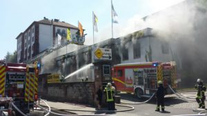 Ein Lagerhallenbrand in der Wormser Straße in Mainz im Jahr 2015. - Foto: gik