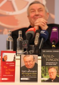 Der Bischof und die Bücher: Auf seiner letzten Pressekonferenz als Bischof von Mainz präsentierte Lehmann noch einmal drei neue Bücher aus seiner Feder. Foto: Bistum Mainz