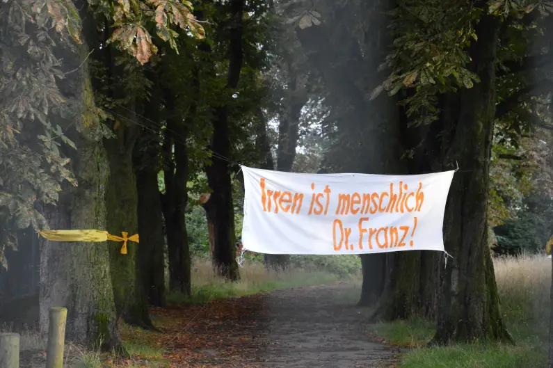 Lesselallee 2014 mit Banner "Irren ist menschlich, Dr. Franz" - Foto gik