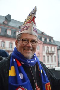 MCV-Präsident Reinhard Urban am 11.11. mit Narrenkappe auf dem Balkon am Schillerplatz. - Foto: gik