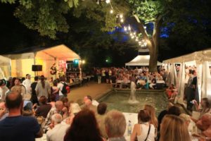 Auch das Sektfest im Rosengarten ist ein fester Treffpunkt. - Foto: Stadt Mainz 