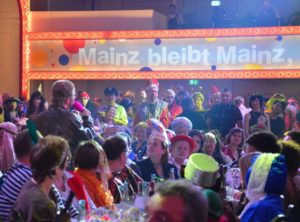 Mainzer Narren wollen wieder Fastnacht feiern - aber nur mit 2G-Regel im Saal. - Foto: gik