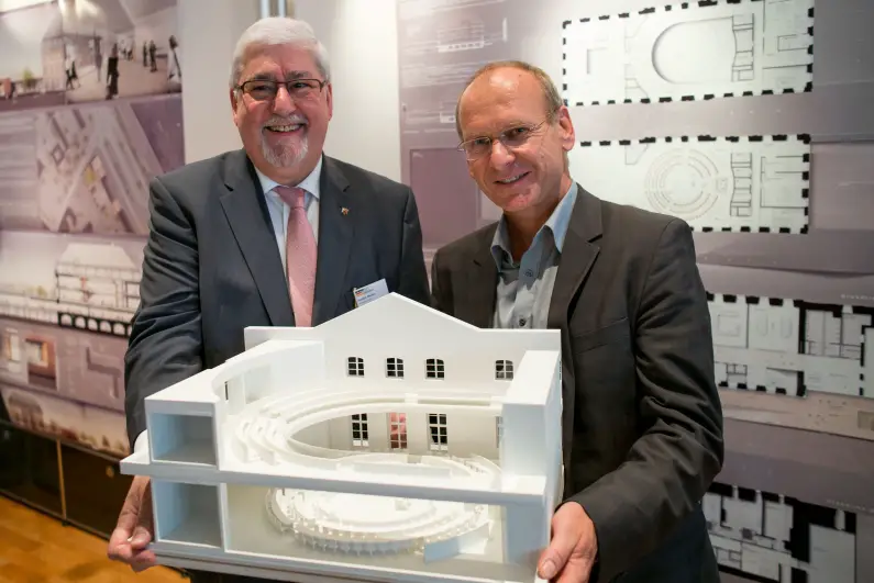 Mertes und Architekt Linus Hofrichter mit Modell neuer Landtag - Foto Landtag RLP