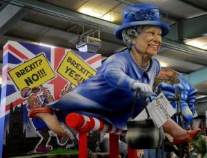 Auch die Mainzer Narren waren Queen-Fans und widmeten der Monarchin einen Motivwagen: Darauf flüchtet Elizabeth vor dem Brexit... - Foto: gik