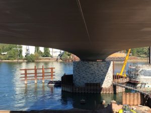 Ein Pfeiler der neuen Schiersteiner Brücke im Rhein. - Foto: gik