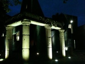 Die Pfeiler der alten Mainzer Synagoge stehen bis heute vor dem Neubau in der Mainzer Neustadt. - Foto: gik