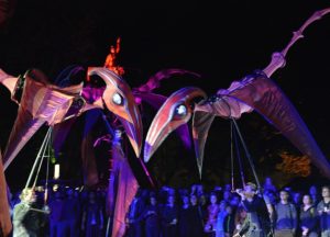 Straßentheater "Convoi" auf dem Open Ohr 2017 mit Riesenvögeln und Stelzenläufern. - Foto: gik