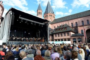 Opernmusik vor großer Kulisse: Die Opernnacht des Mainzer Staatstheaters am Dom. - Foto: gik