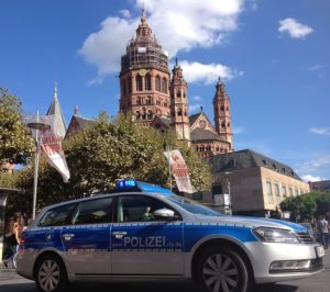 Ein Polizeiauto vor dem Mainzer Dom. - Foto: Grimminger