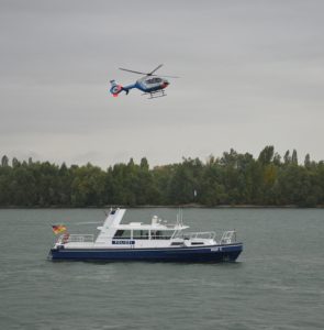 Hubschrauber der Polizei Rheinland-Pfalz bei einer Übung auf dem Rhein. - Foto: gik