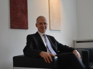 Unipräsident Georg Krausch in seinem Amtszimmer in der Universität. - Foto: gik