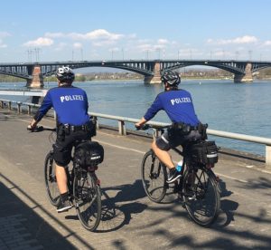 Polizeistreife auf dem Rad am Rhein: Die Mainzer Polizei sucht nach Unfällen zwei Radfahrer. - Foto: Polizei Mainz