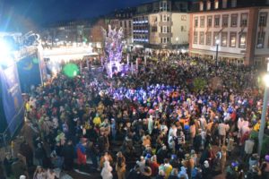 Große Rosenmondnacht-Party 2016 auf dem Schillerplatz rund um den Mainzer Fastnachtsbrunnen. - Foto: gik