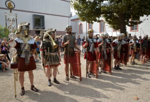 Eine nachgestellte Römerkohorte beim Römerfest im Mainzer Landesmuseum. - Foto: gik 