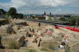 Tausende halfen ab 1997 den Archäologen beim Ausgraben des antiken Bühnentheaters oberhalb des Südbahnhofs in Mainz. – Foto: gik